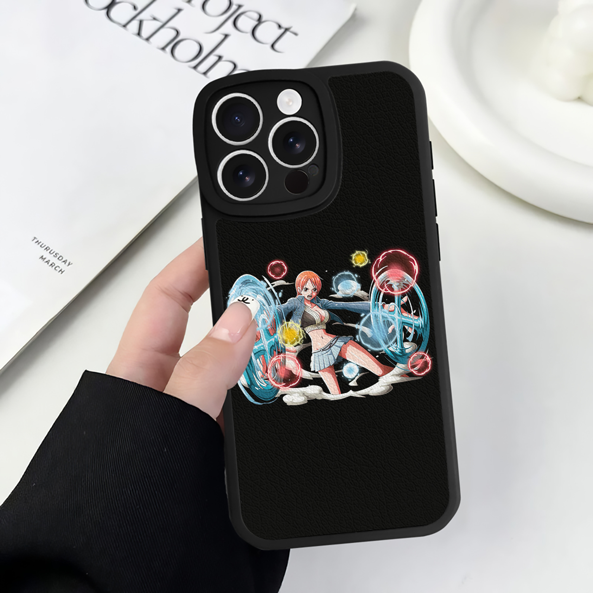 （画像用） ワンピース ナミ ONE PIECE Nami 【iPhone 16シリーズ対応】シリコンスマホケース（レザー調） 材質：シリコン